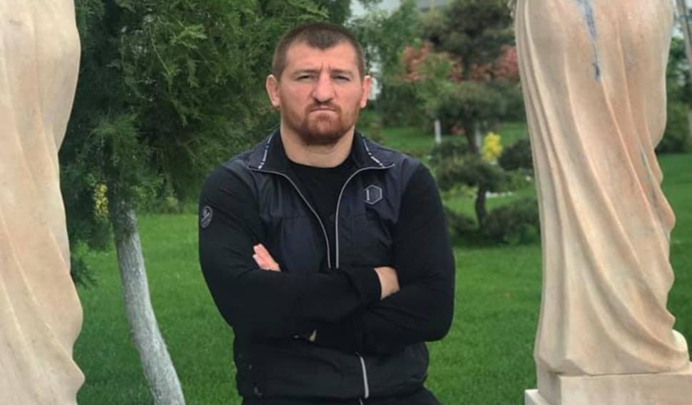 Recunoşti băieţelul simpatic cu tichie şi cămăşuţă? L-ai văzut în ring sau pe micile ecrane 813782