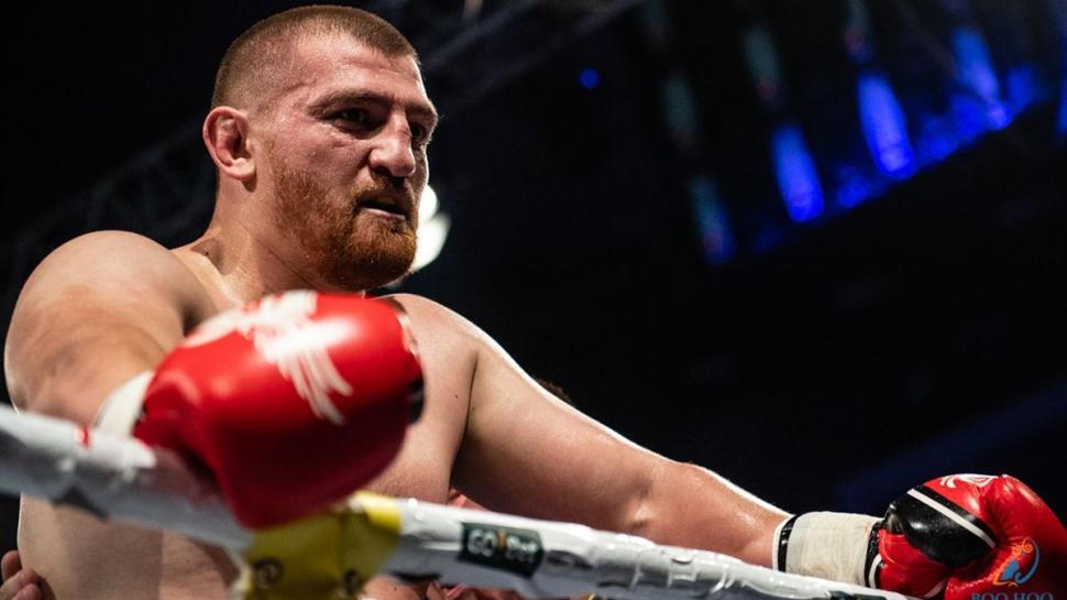 Recunoşti băieţelul simpatic cu tichie şi cămăşuţă? L-ai văzut în ring sau pe micile ecrane 813783