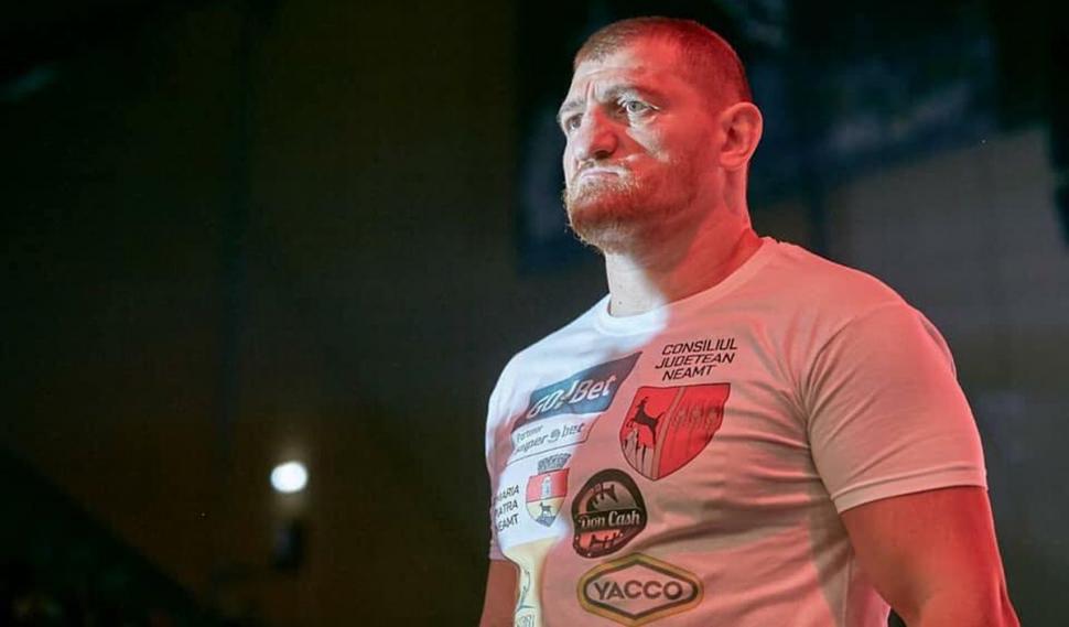 Recunoşti băieţelul simpatic cu tichie şi cămăşuţă? L-ai văzut în ring sau pe micile ecrane 813784