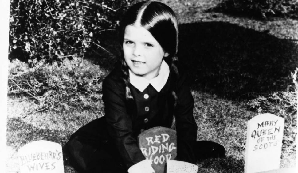 A murit actriţa care a interpretat rolul lui Wednesday în Familia Addams. Lisa Loring a fost deconectată de la aparate 813926