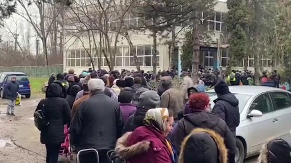 Sute de persoane stau la coadă, în Timișoara, pentru ajutoarele gratuite de la UE. Oamenii bolnavi așteaptă de ore întregi să le vină rândul