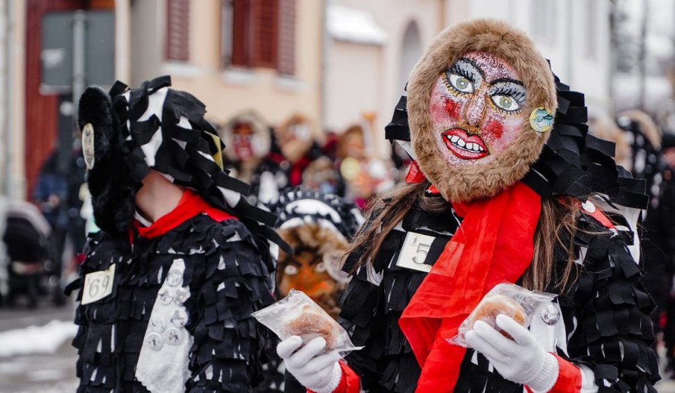 "Fuga Lolelor", la Agnita, în Sibiu: Peste 300 de oameni s-au costumat și au alungat spiritele rele