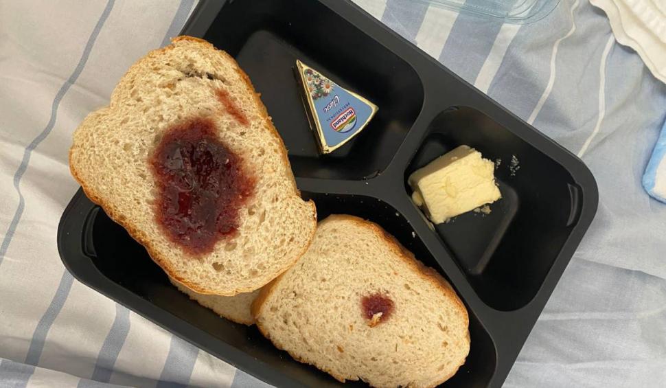 Asta a primit de mâncare o proaspătă mămică, la Spitalul Municipal București. Soțul ei s-a revoltat: "Cum să nu înnebunești?” 813972