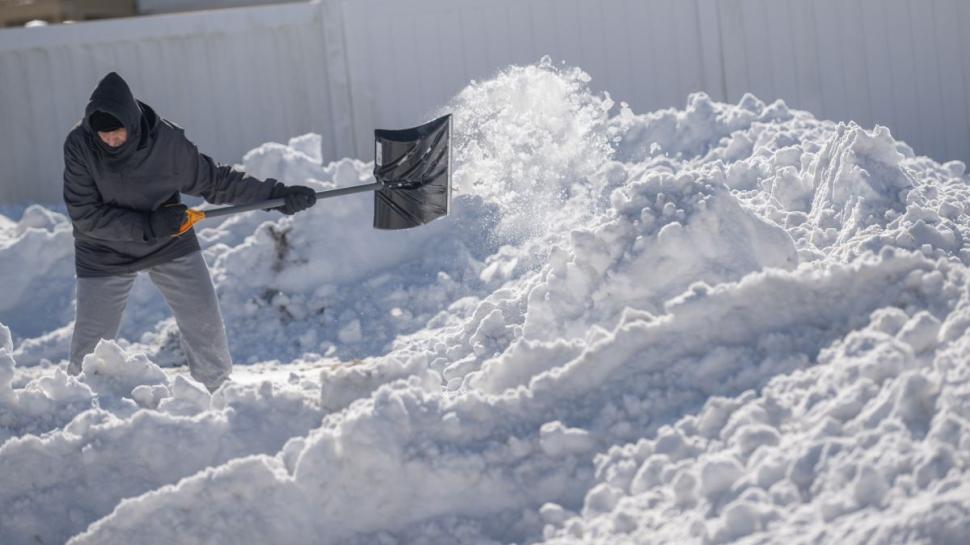 Nămeți cât mașina de înalți pe un drum intens circulat din România 813991