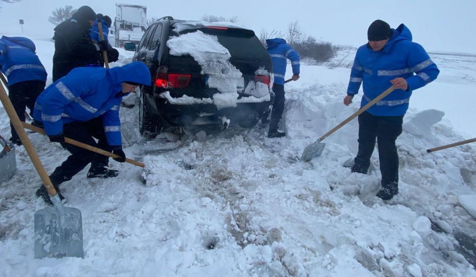 Nămeți cât mașina de înalți pe un drum intens circulat din România 813994