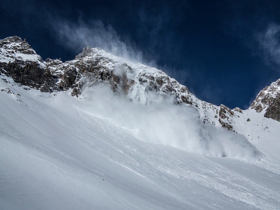 Risc mare avalanșă în Munții Bucegi, până marți seara