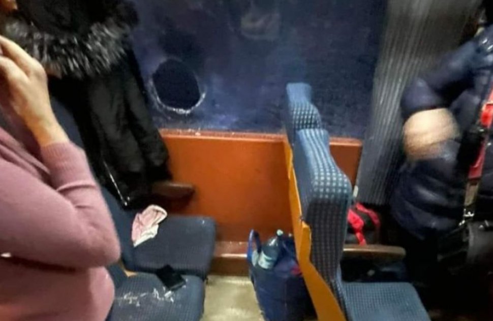 Trenul București-Botoșani a fost atacat cu pietre. O femeie a fost rănită