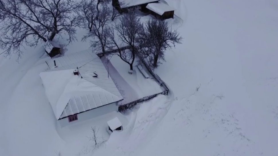 Viscolul a făcut prăpăd în Buzău! Casele au fost îngropate în zăpadă