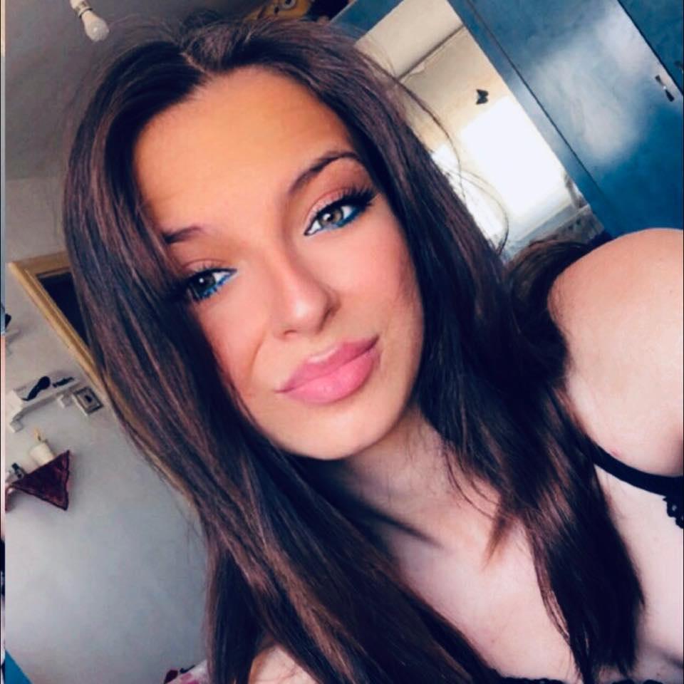 Altar de lumânări şi lacrimi pentru Anastasia, tânăra moartă în cumplitul accident de la Bucea 814185