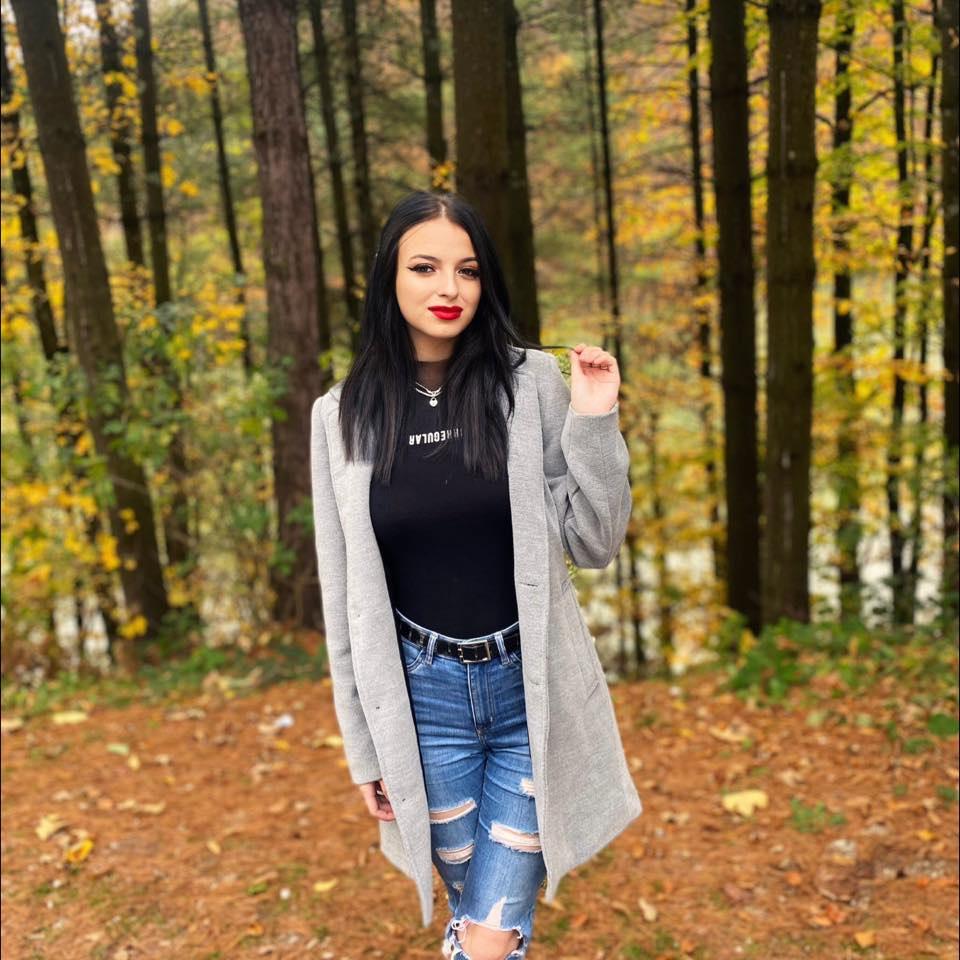 Altar de lumânări şi lacrimi pentru Anastasia, tânăra moartă în cumplitul accident de la Bucea 814186