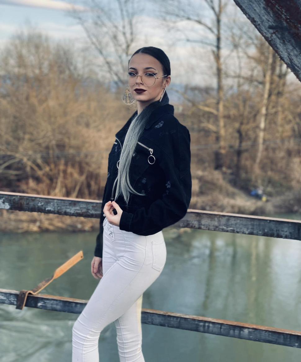 Altar de lumânări şi lacrimi pentru Anastasia, tânăra moartă în cumplitul accident de la Bucea 814189