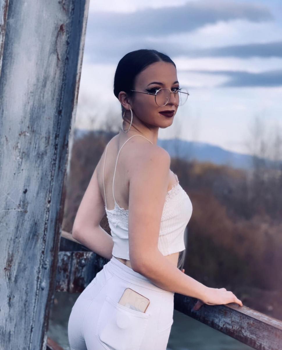 Altar de lumânări şi lacrimi pentru Anastasia, tânăra moartă în cumplitul accident de la Bucea 814190