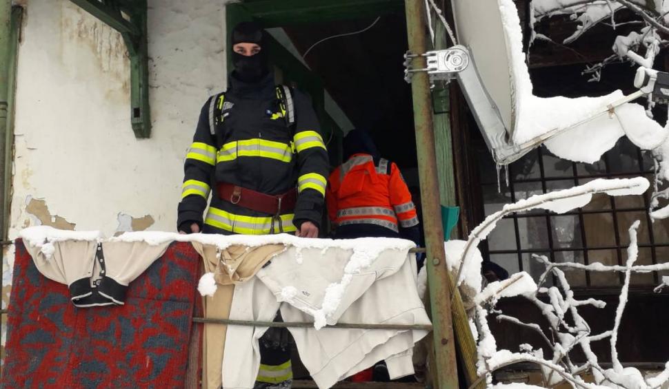 O bătrână imobilizată la pat şi un bărbat cu piciorul rupt, blocaţi în casă din cauza zăpezii. Autorităţile intervin cu şenilata 814131