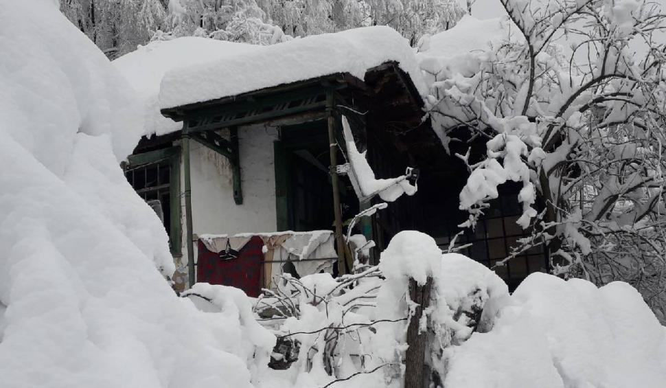 O bătrână imobilizată la pat şi un bărbat cu piciorul rupt, blocaţi în casă din cauza zăpezii. Autorităţile intervin cu şenilata 814132