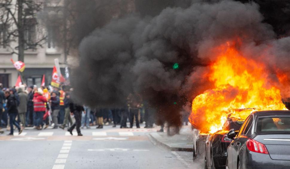Franța, paralizată de grevă și proteste. Sute de mii de oameni au ieșit deja în stradă, împotriva reformei pensiilor 814136