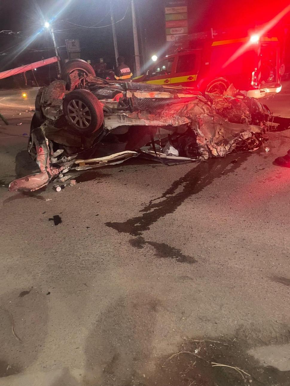 O tânără de 19 ani a rupt un stâlp cu mașina, la intrare în Timişoara. Acum se zbate între viaţă şi moarte 814230