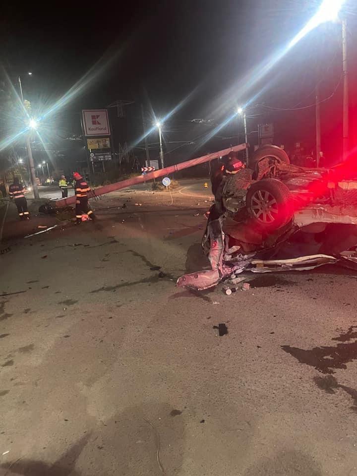 O tânără de 19 ani a rupt un stâlp cu mașina, la intrare în Timişoara. Acum se zbate între viaţă şi moarte 814231