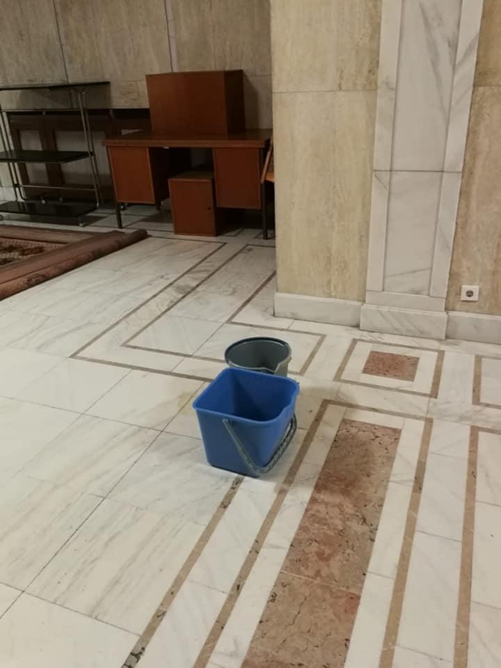 Plouă prin tavan în Parlament! Gălețile din Camera Deputaților au ajuns celebre pe internet | ”Timpul trece, gălețile rămân” 814404