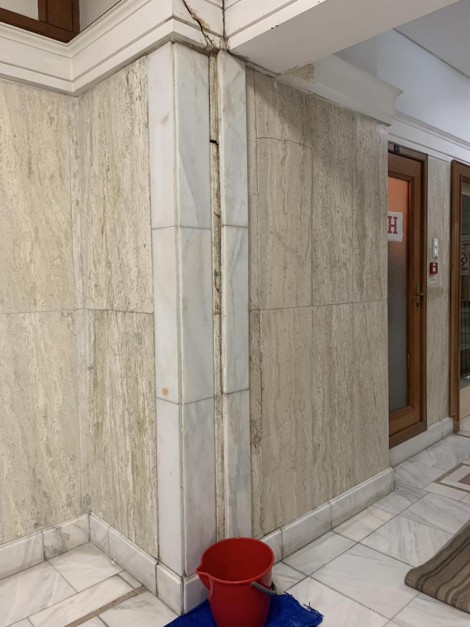 Plouă prin tavan în Parlament! Gălețile din Camera Deputaților au ajuns celebre pe internet | ”Timpul trece, gălețile rămân” 814405