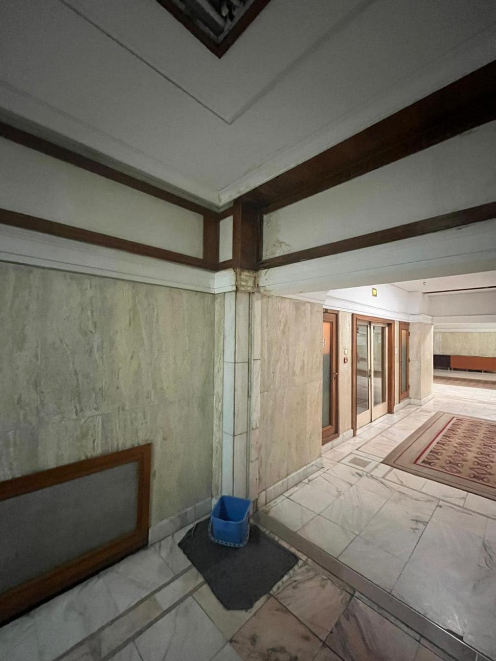 Plouă prin tavan în Parlament! Gălețile din Camera Deputaților au ajuns celebre pe internet | ”Timpul trece, gălețile rămân” 814407