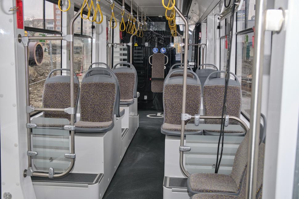 Gestul sfios al unor locuitori din Reșița: S-au descălţat înainte de a urca într-un tramvai nou, de teamă să nu murdărească linoleumul 814343