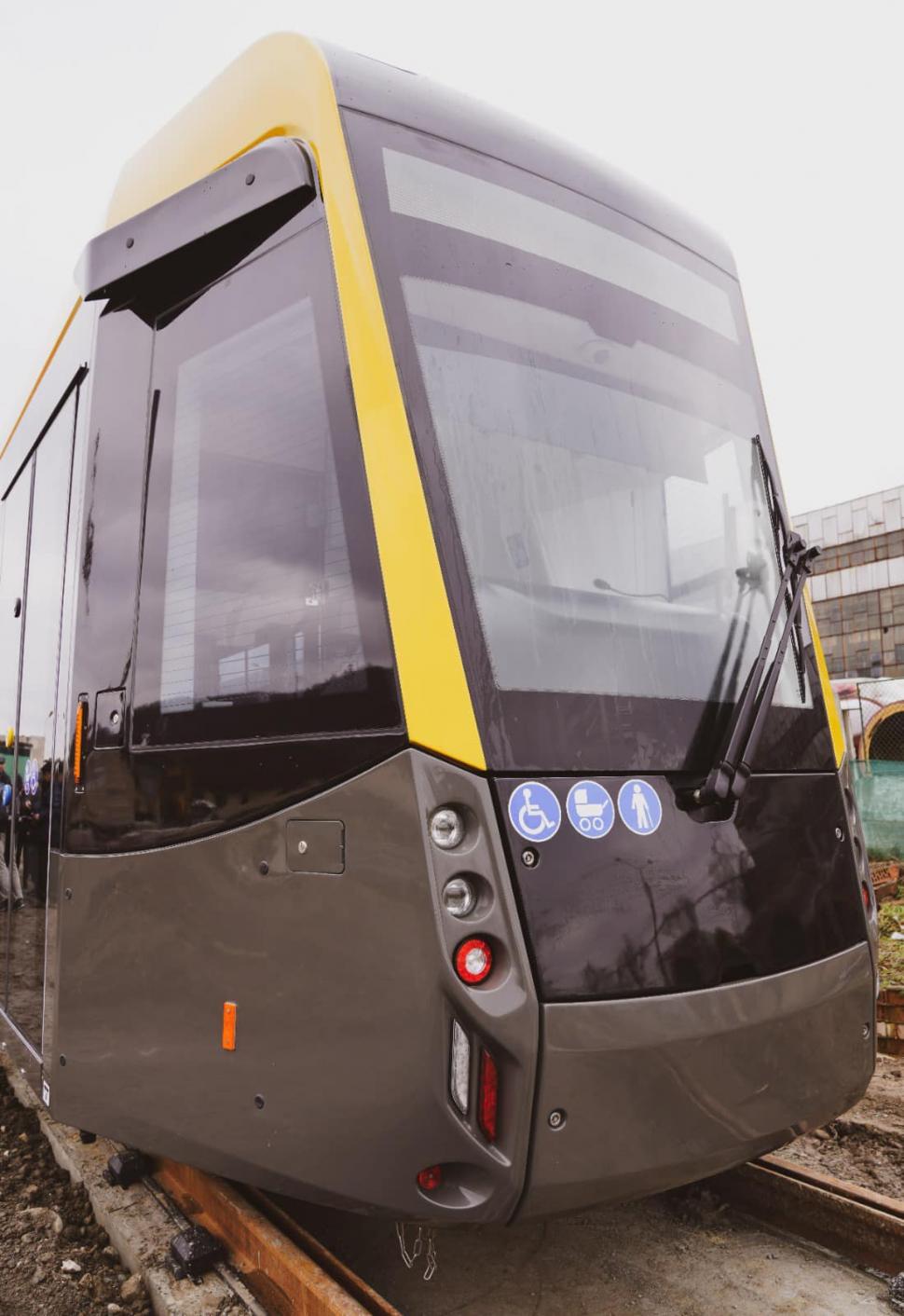 Gestul sfios al unor locuitori din Reșița: S-au descălţat înainte de a urca într-un tramvai nou, de teamă să nu murdărească linoleumul 814344