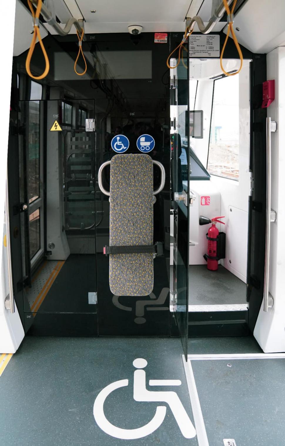 Gestul sfios al unor locuitori din Reșița: S-au descălţat înainte de a urca într-un tramvai nou, de teamă să nu murdărească linoleumul 814345