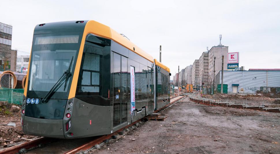 Gestul sfios al unor locuitori din Reșița: S-au descălţat înainte de a urca într-un tramvai nou, de teamă să nu murdărească linoleumul 814346