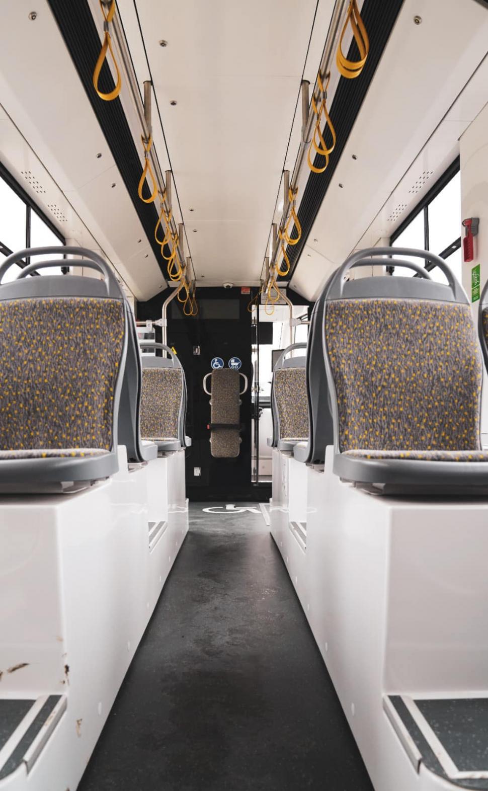 Gestul sfios al unor locuitori din Reșița: S-au descălţat înainte de a urca într-un tramvai nou, de teamă să nu murdărească linoleumul 814347