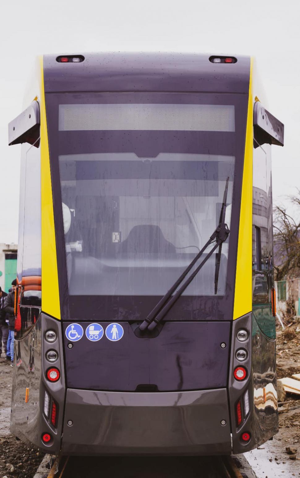 Gestul sfios al unor locuitori din Reșița: S-au descălţat înainte de a urca într-un tramvai nou, de teamă să nu murdărească linoleumul 814348