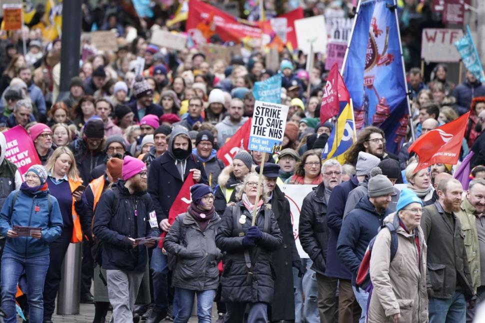 Marea Britanie, blocată de cele mai mari proteste din ultimul deceniu | Parlamentar conservator: "N-am mai văzut ațâția funcționari de când a început pandemia" 814462