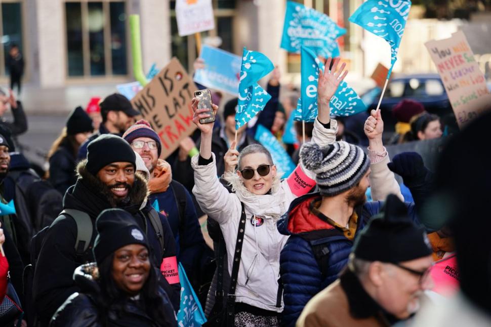 Marea Britanie, blocată de cele mai mari proteste din ultimul deceniu | Parlamentar conservator: "N-am mai văzut ațâția funcționari de când a început pandemia" 814463