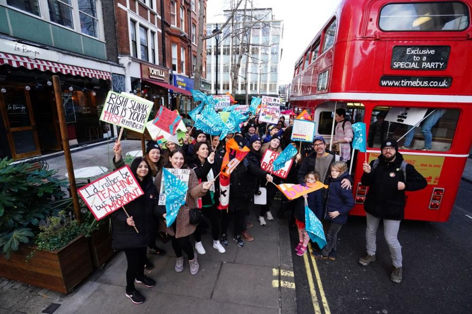 Marea Britanie, blocată de cele mai mari proteste din ultimul deceniu | Parlamentar conservator: "N-am mai văzut ațâția funcționari de când a început pandemia" 814465