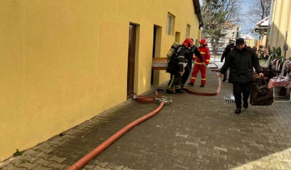 Morți evacuați de pompieri dintr-o capelă ce a luat foc la Sibiu