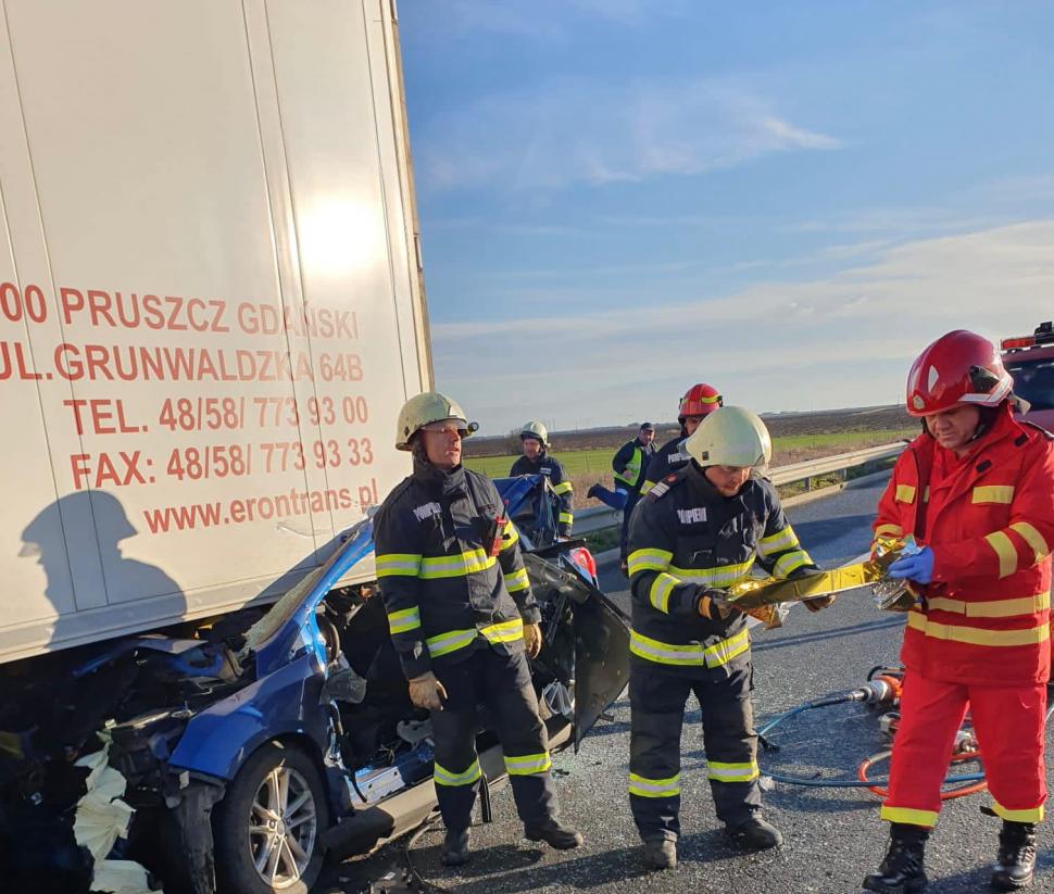Un șofer ucrainean a murit pe loc după ce s-a înfipt cu mașina sub un TIR care aștepta în coloană, pe Autostrada A1, spre Vama Nădlac 814319