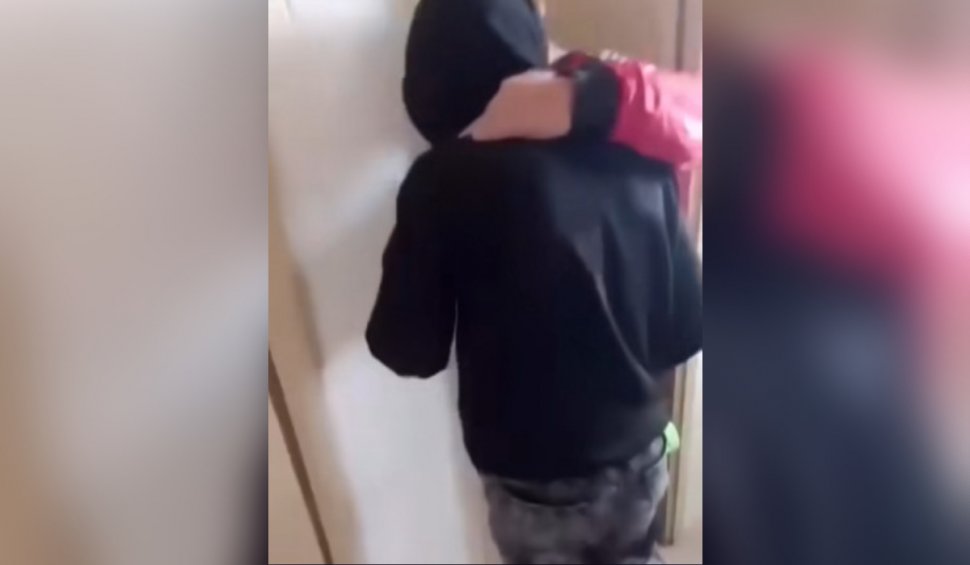 Elevul de 15 ani, care a obligat doi colegi să își bage capul în toaletă, a fost reținut de polițiști
