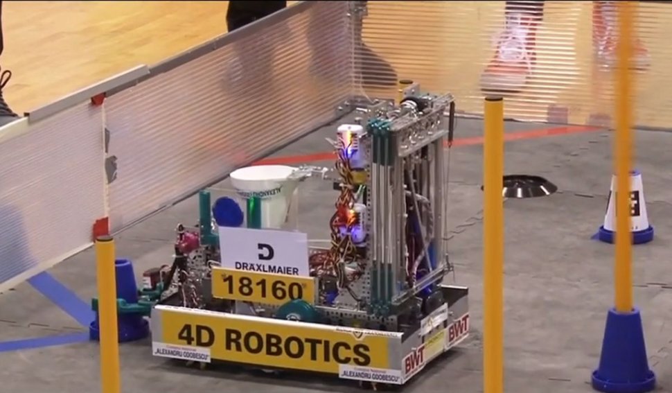 Tinerii pasionaţi de robotică se pregătesc pentru marele campionat