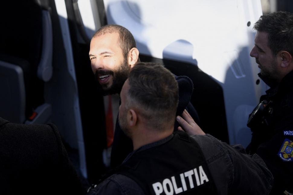 Biletul plasat de Tristan Tate unui reporter Antena 3 CNN în faţa sediului DIICOT 814534