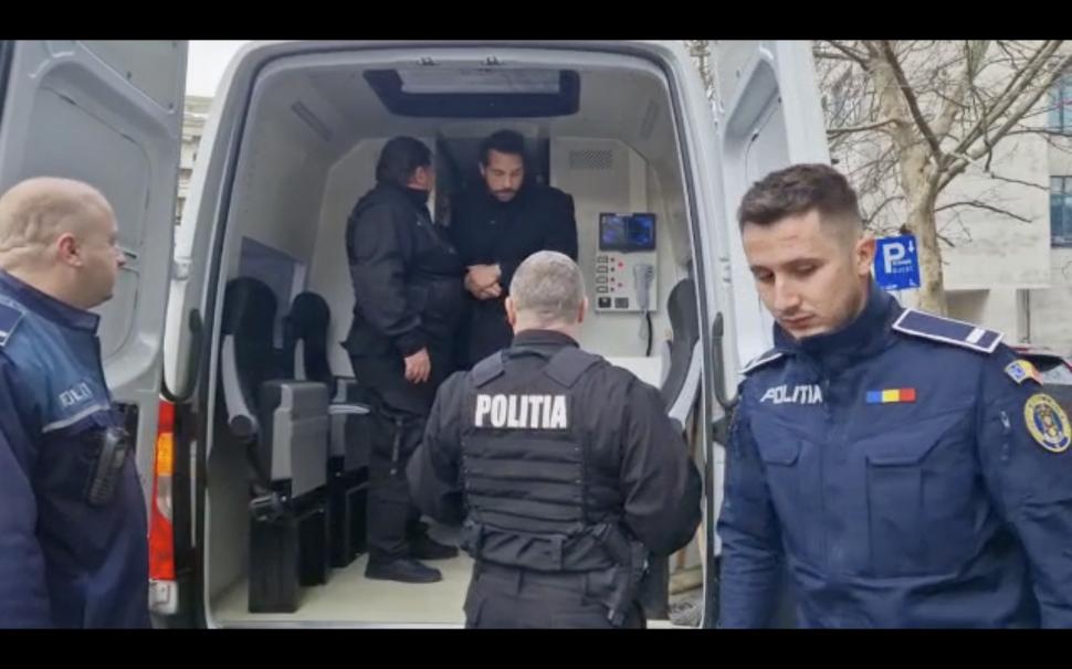 Biletul plasat de Tristan Tate unui reporter Antena 3 CNN în faţa sediului DIICOT 814539