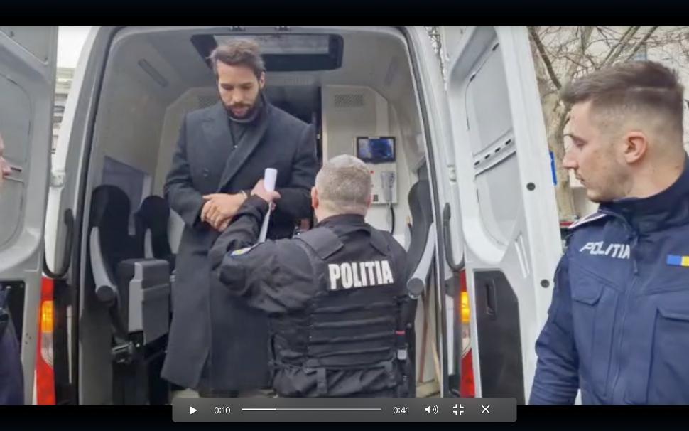 Biletul plasat de Tristan Tate unui reporter Antena 3 CNN în faţa sediului DIICOT 814540