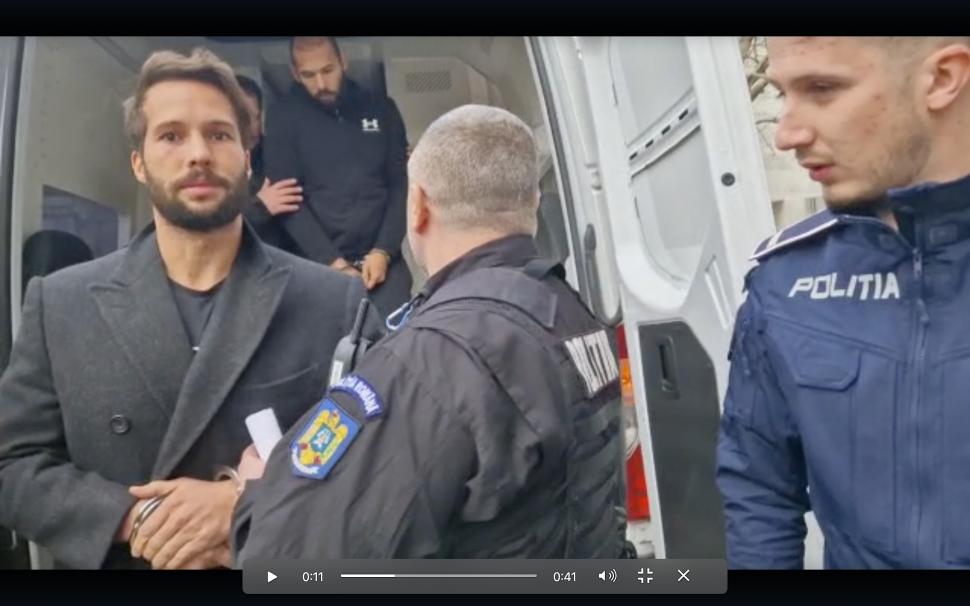 Biletul plasat de Tristan Tate unui reporter Antena 3 CNN în faţa sediului DIICOT 814541