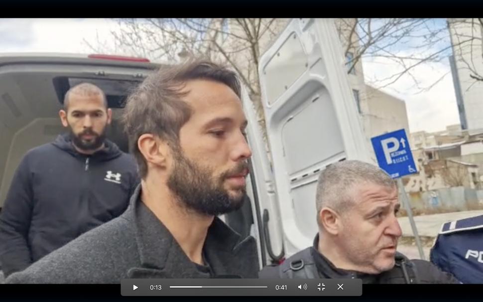 Biletul plasat de Tristan Tate unui reporter Antena 3 CNN în faţa sediului DIICOT 814542