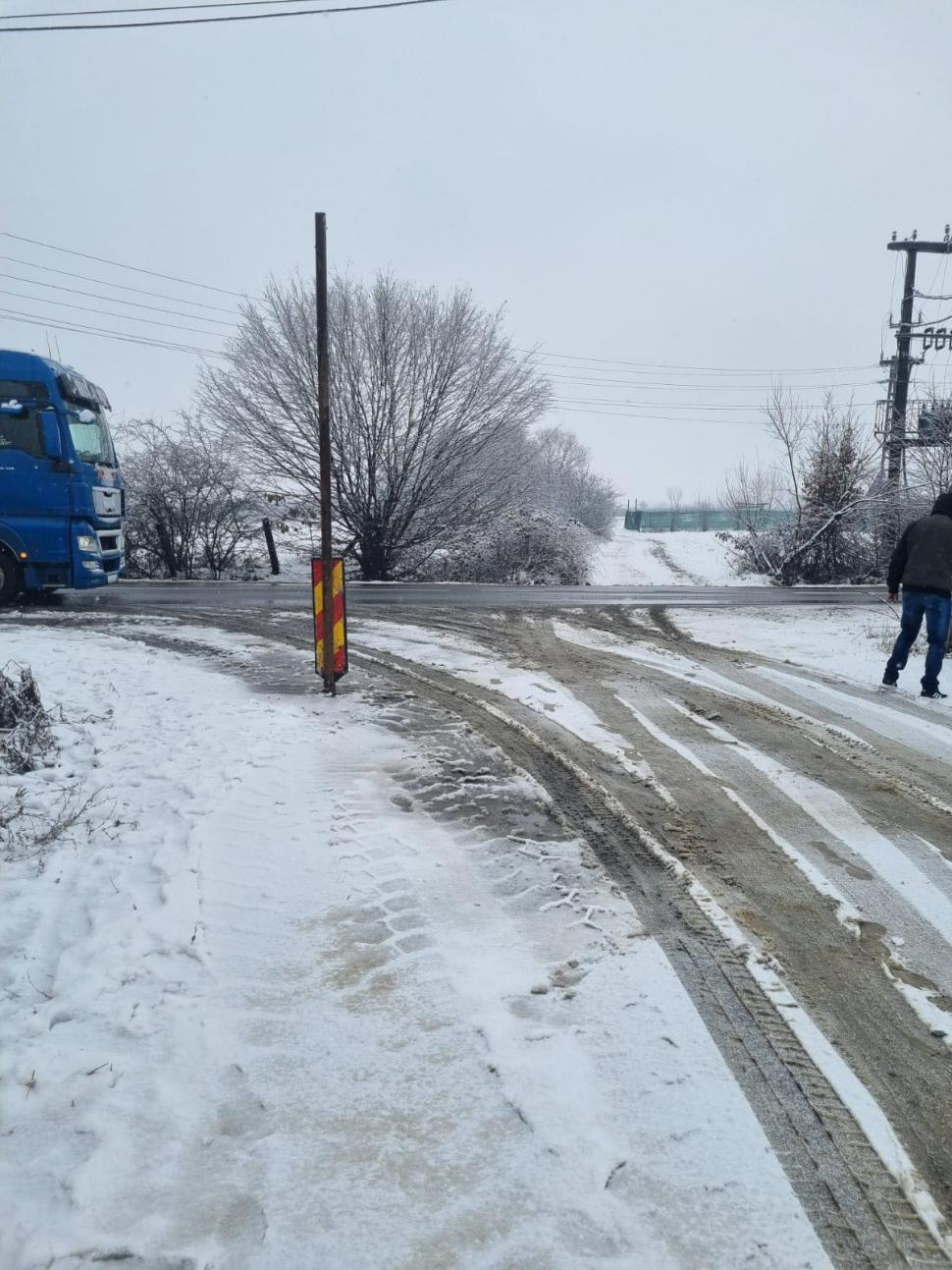 Caz incredibil în Baia Mare: Un bărbat a înfipt o bară metalică în mijlocul străzii  814896