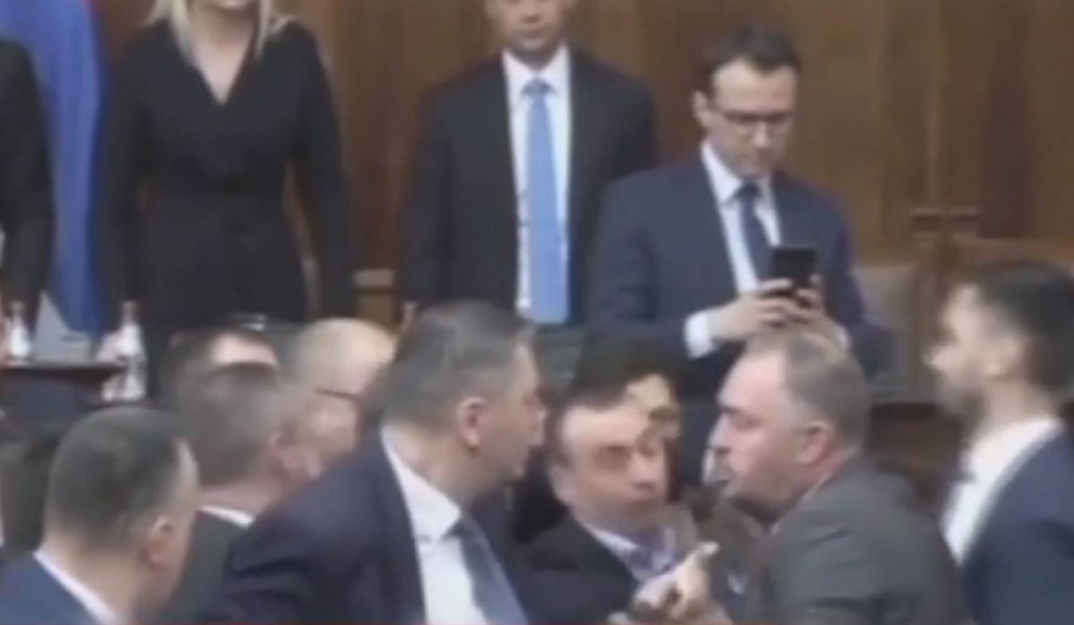 Scandal uriaş în parlamentul Serbiei! Preşedintele ţării, la un pas de a fi bătut de parlamentarii opoziţiei