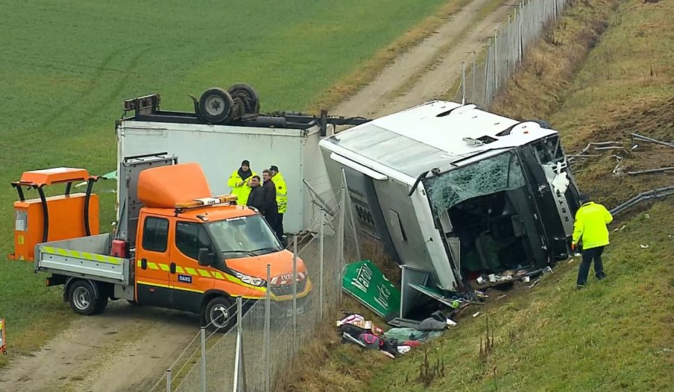 Trei români care mergeau în Italia au murit, după ce un autocar s-a răsturnat pe o autostradă din Slovenia