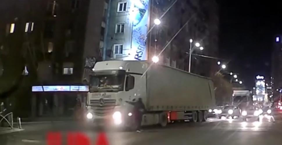 Accident în Pasajul Unirii, evitat în ultima clipă. Un participant la trafic a oprit la timp TIR-ul 814974