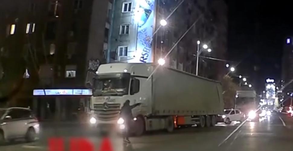 Accident în Pasajul Unirii, evitat în ultima clipă. Un participant la trafic a oprit la timp TIR-ul 814975