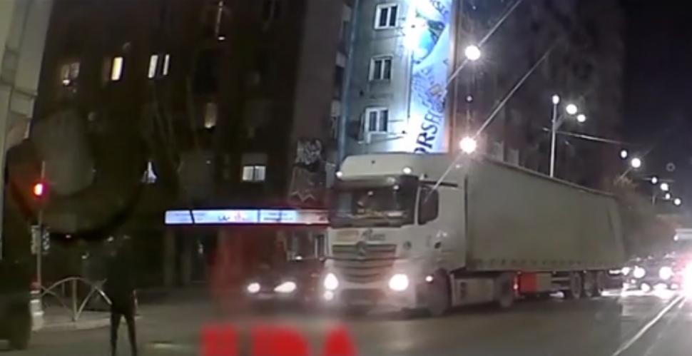 Accident în Pasajul Unirii, evitat în ultima clipă. Un participant la trafic a oprit la timp TIR-ul 814978