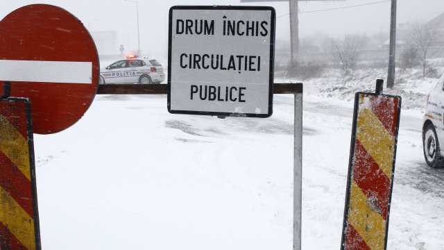 E haos în Brăila: Mai multe drumuri din judeţ, închise din cauza fenomenelor meteo