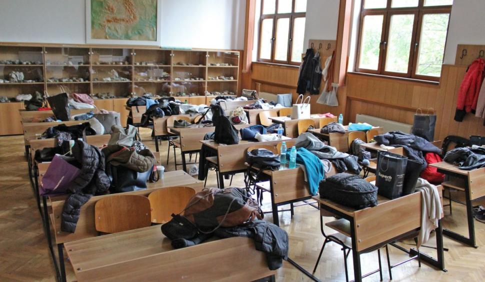 Un elev de 16 ani din Botoşani a fost arestat pentru că îşi agresa, şantaja şi hărţuia colegii de liceu